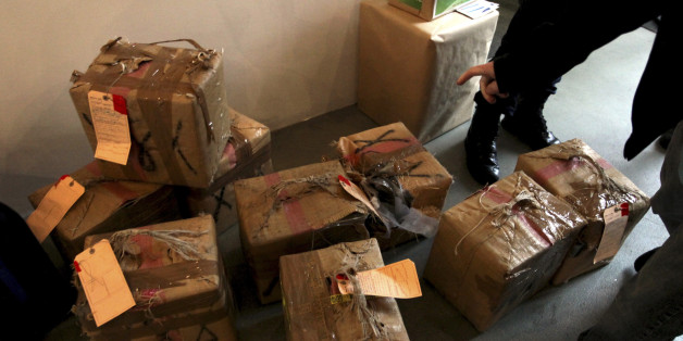 Des gendarmes français mettent la main sur des ballots de résine de cannabis, novembre 2009.