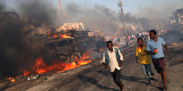 Des citoyens de Mogadiscio évacuent la zone où un camion piégé a explosé, le 14 octobre 2017.