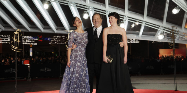 Harvey Weinstein entouré des actrices Valeria Bilello (à gauche) et Alexandra Roach (à droite) pendant la 13e édition du Festival international du film de Marrakech, le 6 décembre 2013.