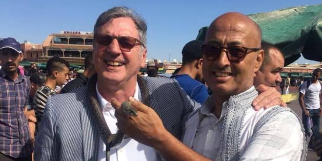 L'acteur français Daniel Auteuil en compagnie de son guide sur la place Jemma El Fna à Marrakech, 22 octobre 2017.