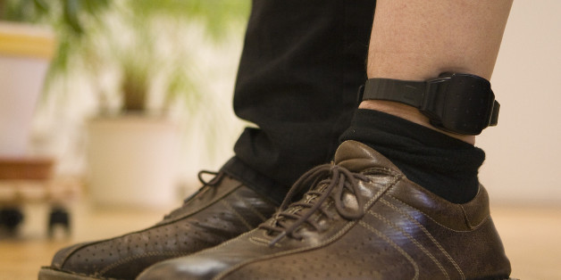 An official demonstrates the wearing of an electronic monitoring ankle-bracelet in Bern November 26, 2009. The Swiss Federal Administrative Court approved the release of Roman Polanski on bail of 4.5 million Swiss francs ($4.49 million) together with supporting measures (deposit of identity papers, house arrest under electronic monitoring), while the film director fights extradition to the United States over a 1977 case of sex with a 13-year-old girl. REUTERS/Michael Buholzer (SWITZERLAND - Tags