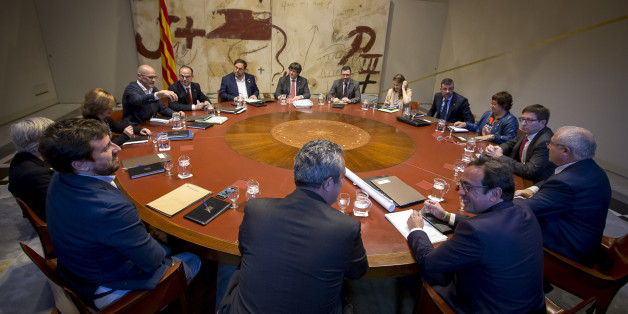 The President of the Catalan Government, Carles Puigdemont, presides over the meeting of the Generalitat's executive in Barcelona on October 24, 2017 (Photo by Miquel Llop/NurPhoto via Getty Images)