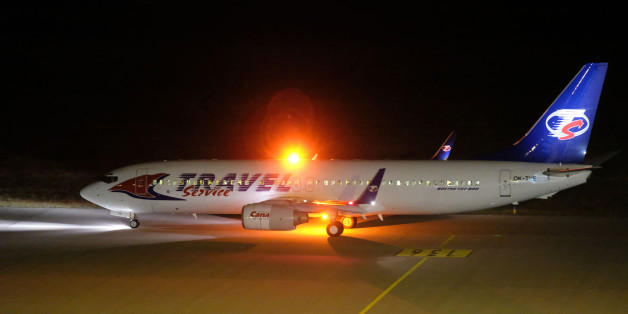 Die Boeing 737 startet mit 14 Asylbewerbern in Leipzig-Halle.