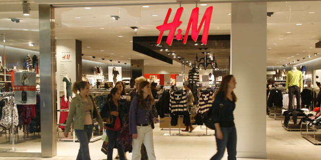 Holiday shoppers walk past fashion store H&M at The Beverly Center shopping mall in Los Angeles, California, December 20, 2006. REUTERS/Fred Prouser (UNITED STATES)
