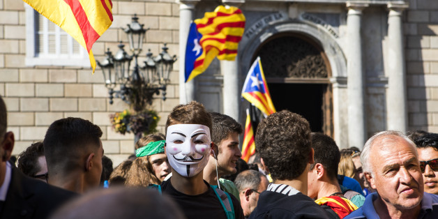 Barcelona, thousands of students have marched in center city supporting the catalan independence and the Republic of Catalunya. The government of Catalunya after a busy day is waiting for the decision of the Spanish government to apply the article 155 of the constitution, a drastic measure that suspend the authonomy of Catalunya.
In the picture : A man masked to Anonymous in front of the building of Generalitad (Photo by Mauro Ujetto/NurPhoto via Getty Images)