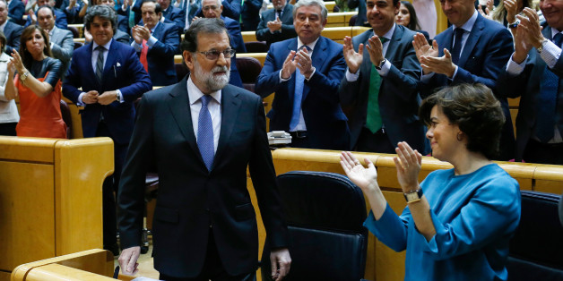 Spain's Prime Minister Mariano Rajoy (L) acknowledges applause during a session of the Upper House of Parliament in Madrid on October 27, 2017.
The central government has invoked the never-before-used article 155 of the Constitution, designed to rein in rebel regions, as it seeks to end Catalonia's drive to break from Spain. Spain's upper house is in charge of approving or rejecting the power seizure of the semi-autonomous Catalonia region proposed by Madrid.
/ AFP PHOTO / OSCAR DEL POZO (Photo credit should read OSCAR DEL POZO/AFP/Getty Images)