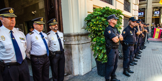 BARCELONA, CATALONIA, SPAIN - 2017/10/29: The Spanish national police inspectors are to receive flowers and thanks from unionists demonstrating spontaneously on Via Laietana.Two days after the catalan Government decreed the independence of Catalonia, and according to the organizers, Catalan Civil society, more than 1 million people have come to the streets of Barcelona in defense of the unity of Spain. The next few days will be crucial in Spanish politics. Following the declaration of the Spani