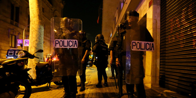 Officers of the Spanish National Police stand outside the High Court of Justice of Catalonia in Barcelona, Spain, October 10, 2017. REUTERS/Ivan Alvarado