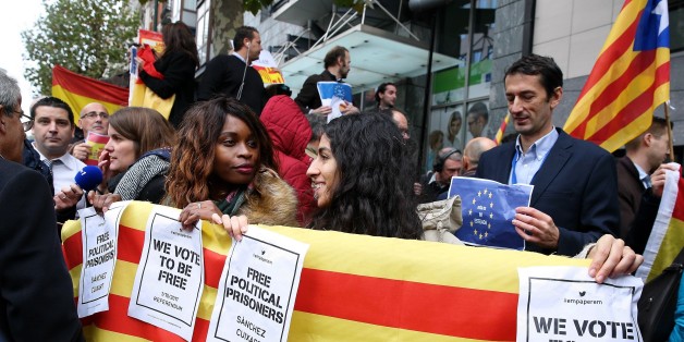 BRUSSELS, BELGIUM - OCTOBER 31: A group of Catalan and Spanish people stage demonstration as Carles Puigdemont, the dismissed president of Catalonia, holds a press conference in Brussels, Belgium on October 31, 2017. (Photo by Dursun Aydemir/Anadolu Agency/Getty Images)
