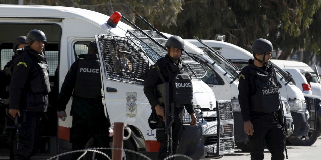 Tunisian police officers stand guard near a police station after Monday's attack by Islamist fighters on an army and police barracks in the town of Ben Guerdan, Tunisia, near the Libyan border March 8, 2016. REUTERS/Zoubeir Souissi