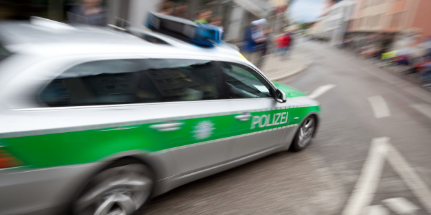 Am Allerheiligentag habe ersten Erkenntnissen zufolge ein 49 Jahre alter Mann seine 83-jährige Mutter und seine 61-jährige Lebensgefährtin erschossen, teilte die Polizei nun mit.