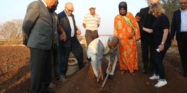 Au centre de la photo et de ce projet visant la création d’une filière de pomme de terre inclusive dans un village à proximité de Berrechid, Muhammad Yunus, prix Nobel de la paix 2006.