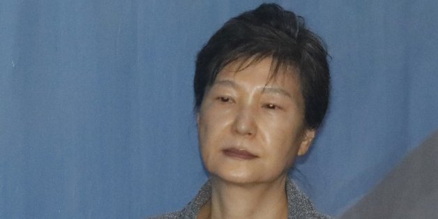 South Korean ousted leader Park Geun-hye arrives at a court in Seoul on August 25, 2017.The heir to the Samsung business empire, including the world's biggest smartphone maker, awaited the verdict on August 25 in his corruption trial over the scandal that brought down South Korean president Park Geun-Hye. / AFP PHOTO / POOL / KIM HONG-JI (Photo credit should read KIM HONG-JI/AFP/Getty Images)