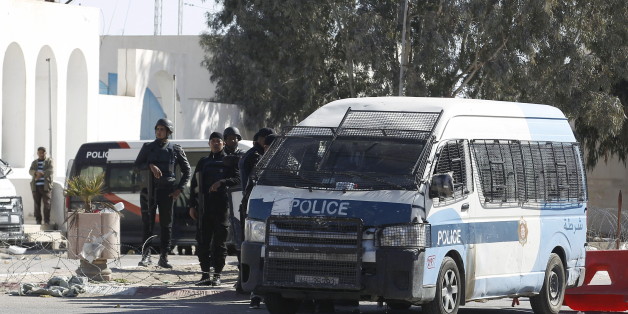 Tunisian police officers stand guard near a police station after Monday's attack by Islamist fighters on an army and police barracks in the town of Ben Guerdan, Tunisia, near the Libyan border March 8, 2016. REUTERS/Zoubeir Souissi