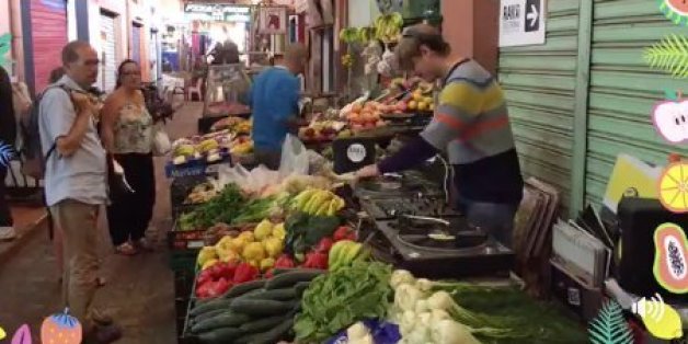 Ils mixent au milieu des fruits et légumes en plein marché à Marrakech