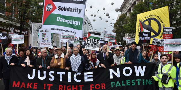 LONDON, UNITED KINGDOM - NOVEMBER 04: A counter demonstration by a Jewish group walks in front of the Palestinian marchers through central London on November 04, 2017 in London, England.
Justice Now - Make it Right for Palestine on the 100th anniversary of the Balfour Declaration and the establishment of the Jewish state
PHOTOGRAPH BY Matthew Chattle / Barcroft Images (Photo credit should read Matthew Chattle / Barcroft Images / Barcroft Media via Getty Images)