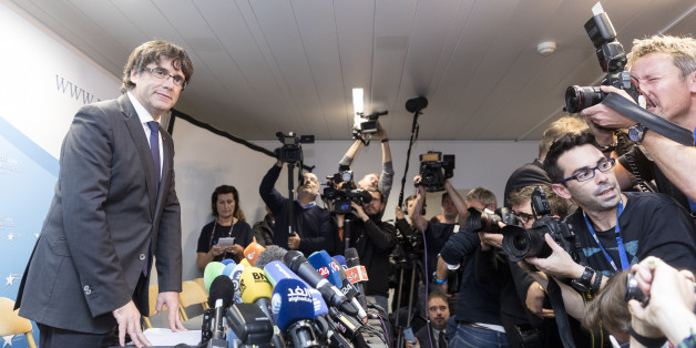 BRUSSELS, BELGIUM - OCTOBER 31: Dismissed Catalan regional President Carles Puigdemont i Casamajó gives a statement during a press conference at International Press Club of Brussels on October 31, 2017 in Brussels, Belgium. Puigdemont was dismissed from the post after Spanish Government implemented the Spanish Constitution's article 155 in response to the Catalan Parliament's vote in favor of declaring independence. (Photo by Thierry Monasse/Corbis via Getty Images)