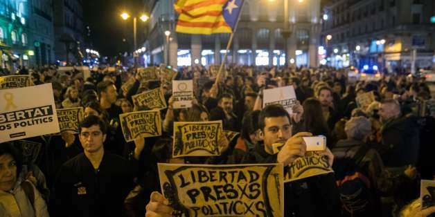 MADRID, SPAIN - 2017/11/05: People protesting during a demonstration supporting Catalonia and demanding freedom for the imprisonment of several members of the Catalan government. (Photo by Marcos del Mazo/LightRocket via Getty Images)