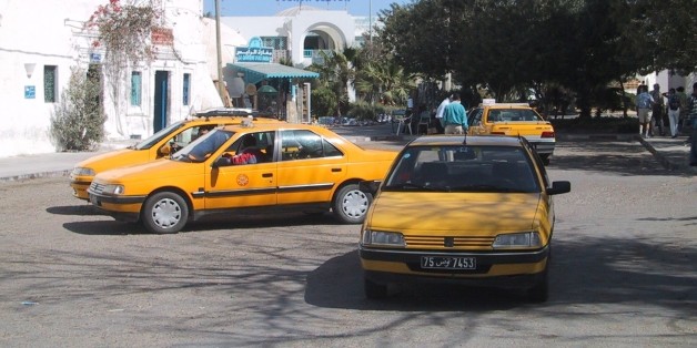 (GERMANY OUT) Taxen warten auf einem Platz in der Innenstadt von Houmt Souk auf der gröÃten amerikanischen Mittelmeerinsel Djerba. Verkehr; öffentlicher Nahverkehr; Tunesien . (Photo by Heuser/ullstein bild via Getty Images)