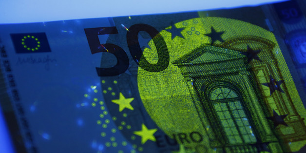 Security features of the new 50 euro banknote are shown during it's presentation by the German Bundesbank in Frankfurt, Germany, July 13, 2016. REUTERS/Ralph Orlowski