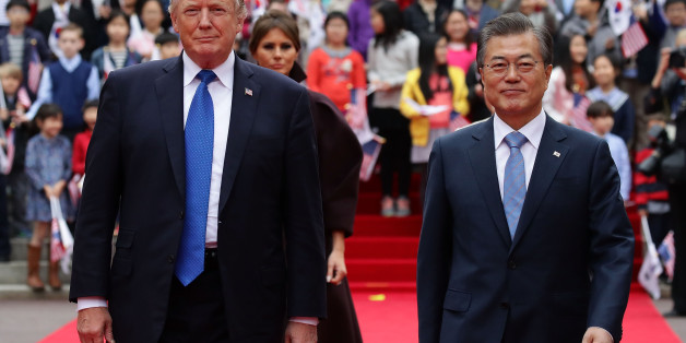 SEOUL, SOUTH KOREA - NOVEMBER 07: South Korean President Moon Jae-In (R) and U.S. President Donald Trump (L) walk towards a guard of honour during a welcoming ceremony at the presidential Blue House on November 7, 2017 in Seoul, South Korea. Trump is in South Korea as a part of his Asian tour. (Photo by Chung Sung-Jun/Getty Images)