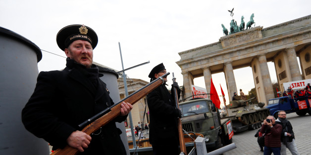 In Berlin verkleiden sich Menschen und feiern den fragwürdigen Jahrestag