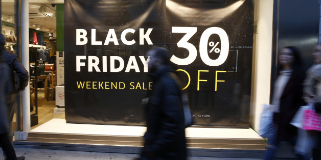 Shoppers walk past a store promoting "Black Friday" in London, Britain November 27, 2016. REUTERS/Peter Nicholls