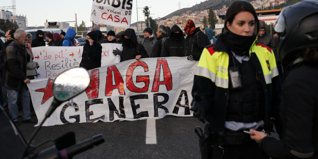 A Catalan regional policewoman (Mossos d'Esquadra) talks to rides as picketers block the nudo de la Trinidat access road to Barcelona on November 8, 2017 as part of a regionwide strike called by a pro-independence union. / AFP PHOTO / PAU BARRENA (Photo credit should read PAU BARRENA/AFP/Getty Images)