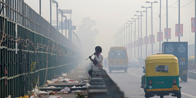 A man chews sugarcane on a bridge during smoggy morning in New Delhi, India, October 20, 2017. REUTERS/Saumya Khandelwal