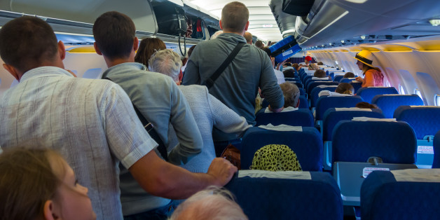 Eine Frau findet an Bord heraus, dass ihr Mann eine Affäre hat - dann muss das Flugzeug notlanden