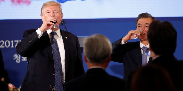 U.S. President Donald Trump and South Korea's President Moon Jae-in share a toast during a state dinner at the Blue House in Seoul, South Korea November 7, 2017. REUTERS/Jonathan Ernst