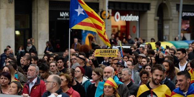 BARCELONA, SPAIN - NOVEMBER 8: People stage a demonstration against the prison for government of Catalonia members in Barcelona, Spain on November 8, 2017. (Photo by Lola Bou/Anadolu Agency/Getty Images)