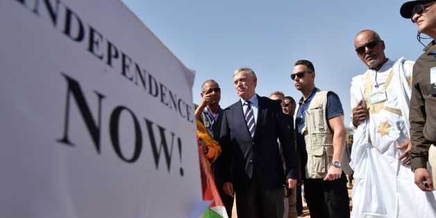 The new UN envoy for the disputed territory of Western Sahara, Horst Koehler (C) visits the Aousserd camp for Sahrawi refugees on the outskirts of Tindouf on October 18, 2017.
/ AFP PHOTO / RYAD KRAMDI (Photo credit should read RYAD KRAMDI/AFP/Getty Images)