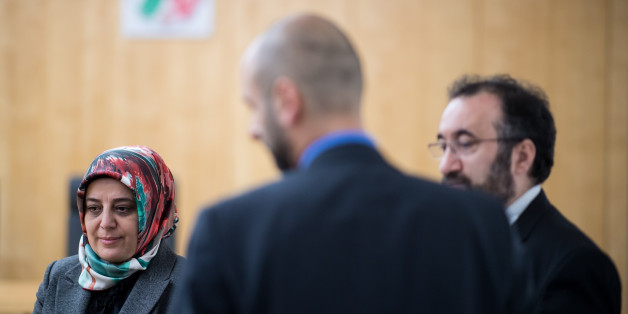 Nurhan Soykan, Zentralrat der Muslime (l-r), Murat Gümüs, Generalsekretär Islamrat und Burhan Kesici, Vorsitzender Islamrat, stehen am 09.11.2017 vor dem Oberverwaltungsgericht in Münster