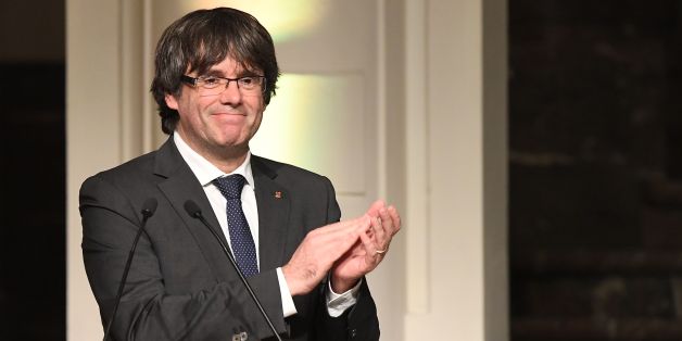 Catalonia's sacked leader Carles Puigdemont applauds while delivering a speech during a meeting with Catalan mayors in Brussels on November 7, 2017.Around 200 pro-independence Catalan mayors flew to Brussels on November 7 and held a protest demanding the release of their region's 'political prisoners'. Puigdemont claimed on November 7, 2017, that he fled to Belgium because Spain was preparing a 'wave of oppression and violence' against his separatist movement. / AFP PHOTO / Emmanuel DUNAND