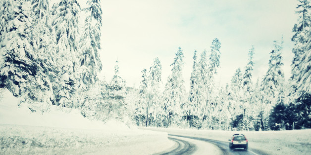 Denn in Deutschland gilt: Bei Glatteis, Reif- und Eisglätte, Schnee und Schneematsch dürfen Autos nur mit Winterreifen unterwegs sein.