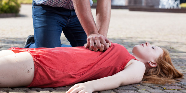 Frauen wird in der Öffentlichkeit öfter eine Herzdruckmassage verwehrt
