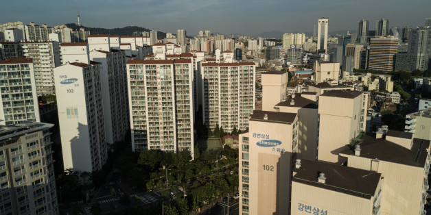 Samsung apartment buildings are shown before the city skyline of Seoul on August 25, 2017.Heir to the Samsung empire Lee Jae-Yong was convicted of bribery and other offences and jailed for five years in connection with the scandal that brought down South Korean president Park Geun-Hye. / AFP PHOTO / Ed JONES (Photo credit should read ED JONES/AFP/Getty Images)