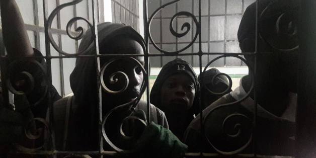 Migrants detenus a la gare d'Oran. Photo: Said Bouddour