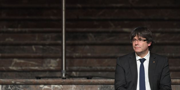 Catalonia's sacked leader Carles Puigdemont attends a meeting with Catalan mayors in Brussels on November 7, 2017.Around 200 pro-independence Catalan mayors flew to Brussels on November 7 and held a protest demanding the release of their region's 'political prisoners'. Puigdemont claimed on November 7, 2017, that he fled to Belgium because Spain was preparing a 'wave of oppression and violence' against his separatist movement. / AFP PHOTO / Emmanuel DUNAND (Photo credit should read EMMAN