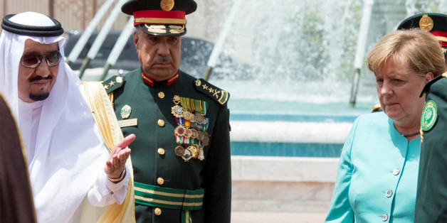 Saudi Arabia's King Salman bin Abdulaziz Al Saud welcomes German Chancellor Angela Merkel during a reception ceremony in Jeddah, Saudi Arabia April 30, 2017. Bandar Algaloud/Courtesy of Saudi Royal Court/Handout via REUTERS ATTENTION EDITORS - THIS PICTURE WAS PROVIDED BY A THIRD PARTY. FOR EDITORIAL USE ONLY.