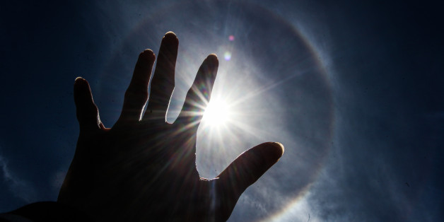 ACEH, INDONESIA - AUGUST 25: A solar halo, a phenomenon caused by ice crystals in the atmosphere, is seen on August 25, 2017 in Aceh, Indonesia.
Solar halos indicate the increase of steam and the coming of low pressure.
PHOTOGRAPH BY Oviyandi / Barcroft Images
London-T:+44 207 033 1031 E:hello@barcroftmedia.com -
New York-T:+1 212 796 2458 E:hello@barcroftusa.com -
New Delhi-T:+91 11 4053 2429 E:hello@barcroftindia.com www.barcroftmedia.com (Photo credit should read Oviyandi / Barcroft Images / Barcroft Media via Getty Images)