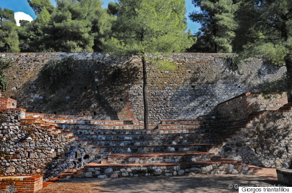 anoixto mikro theatro