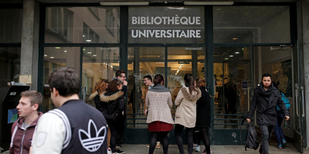 Students in front of the library at Paris-Sud University in Orsay, France, March 24, 2017. REUTERS/Benoit Tessier