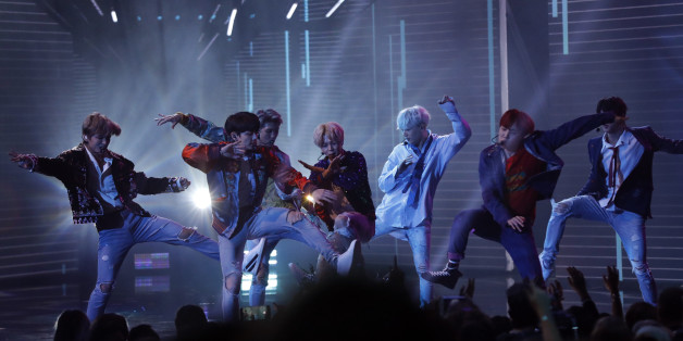 2017 American Music Awards â Show â Los Angeles, California, U.S., 19/11/2017 â BTS performs "DNA." REUTERS/Mario Anzuoni