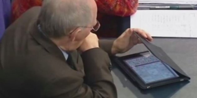 Bundestagspräsident Schäuble rügt Abgeordnete, die ständig aufs Handy schauen – ein Bild entlarvt ihn selbst