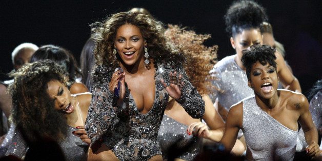 Beyonce (C) performs "Single Ladies" at the 2009 MTV Video Music Awards in New York, September 13, 2009. REUTERS/Gary Hershorn (UNITED STATES ENTERTAINMENT)