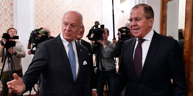 Russian Foreign Minister Sergei Lavrov (R) meets with UN Special Envoy for Syria Staffan de Mistura in Moscow on November 24, 2017. / AFP PHOTO / Alexander NEMENOV (Photo credit should read ALEXANDER NEMENOV/AFP/Getty Images)