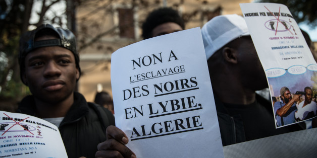 Manifestation a Rome en Italie devant l'ambassade libyenne contre l'esclavage. 24 Novembre 2017. (Photo by Andrea Ronchini/NurPhoto via Getty Images)anifes