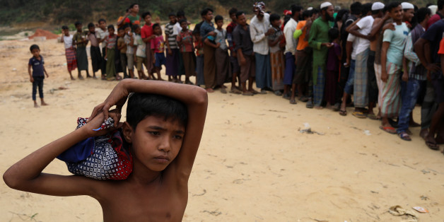 Rohingya refugees wait for the start of relief aid distribution at Balukhali refugee settlement, near Cox's Bazar, Bangladesh November 25, 2017. REUTERS/Susana Vera